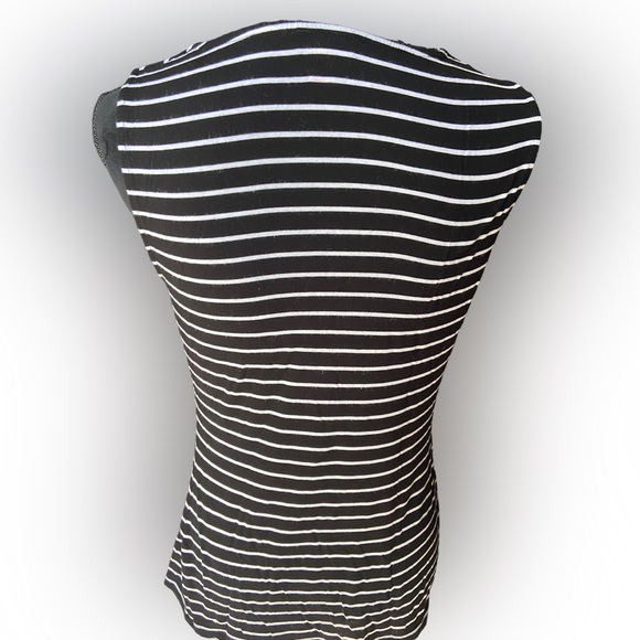 🎉2/20$Vince Camuto short-sleeve T😎 - Picture 4 of 9